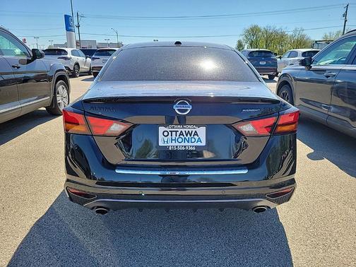 Super Black Clearcoat 2022 Nissan Altima SR FWD