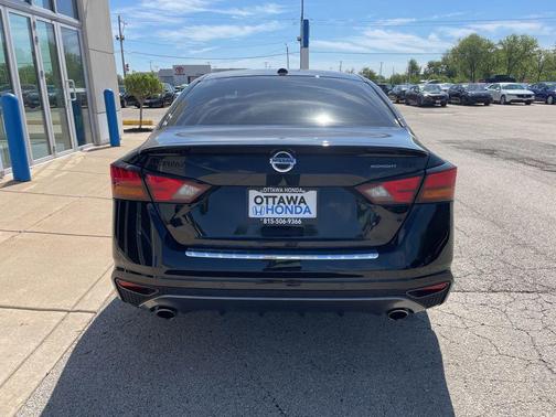 Super Black Clearcoat 2022 Nissan Altima SR FWD