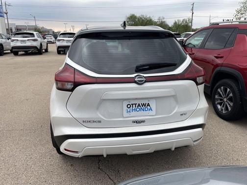 Aspen White/Super Black 2023 Nissan Kicks SV