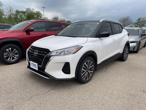 Aspen White/Super Black 2023 Nissan Kicks SV
