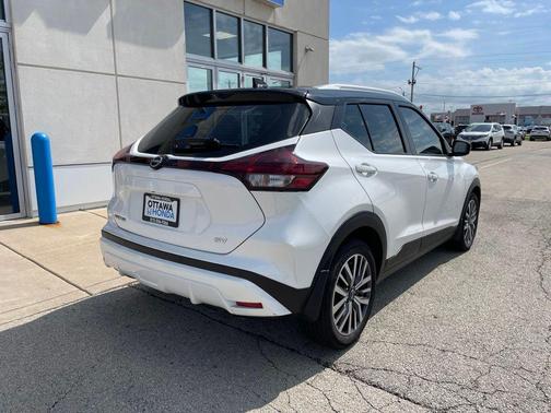 Aspen White/Super Black 2023 Nissan Kicks SV