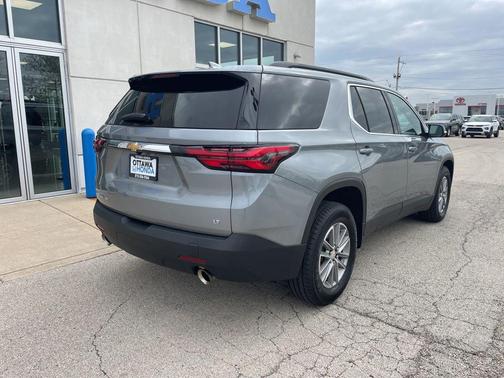 Sterling Gray Metallic 2023 Chevrolet Traverse LT Cloth