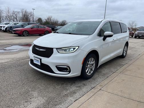 Bright White Clearcoat 2023 Chrysler Pacifica Touring L