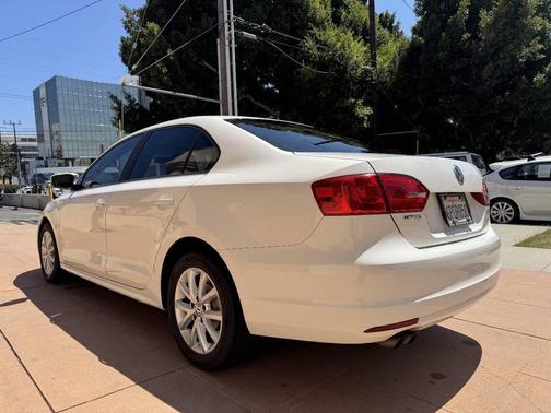Candy White 2011 Volkswagen Jetta SE