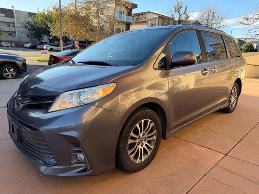 2020 Toyota Sienna XLE Premium
