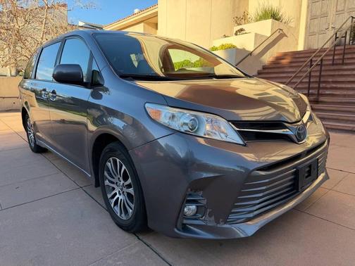 2020 Toyota Sienna XLE Premium