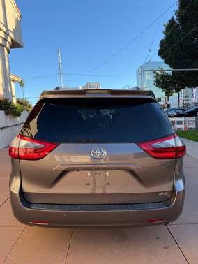 2020 Toyota Sienna XLE Premium
