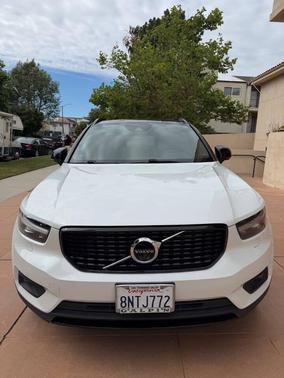 Crystal White Metallic 2020 Volvo XC40 T5 R-Design