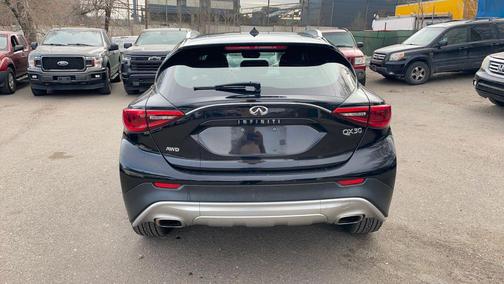 2017 INFINITI QX30 Luxury