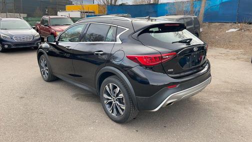 2017 INFINITI QX30 Luxury