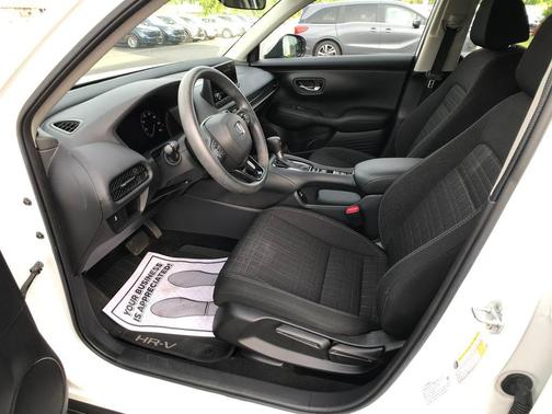 PLATINUM WHITE 2023 Honda HR-V LX