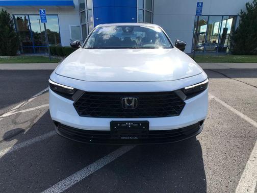 PLATINUM WHITE 2025 Honda Accord SE