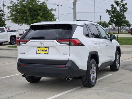Ice Cap 2024 Toyota RAV4 XLE
