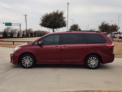 2019 Toyota Sienna XLE