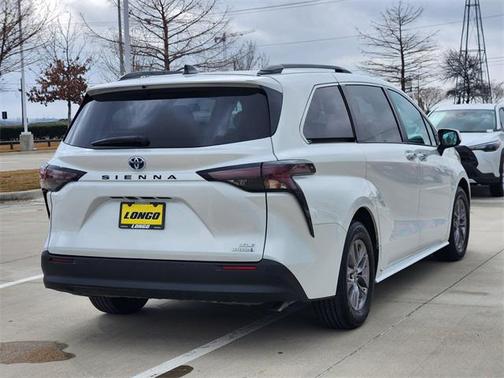 2023 Toyota Sienna XLE