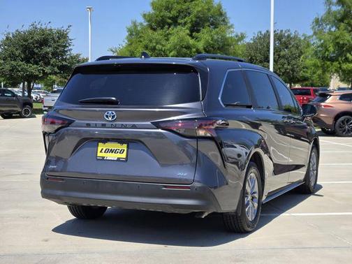Magnetic Gray Metallic 2025 Toyota Sienna XLE