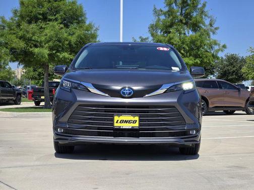 Magnetic Gray Metallic 2025 Toyota Sienna XLE