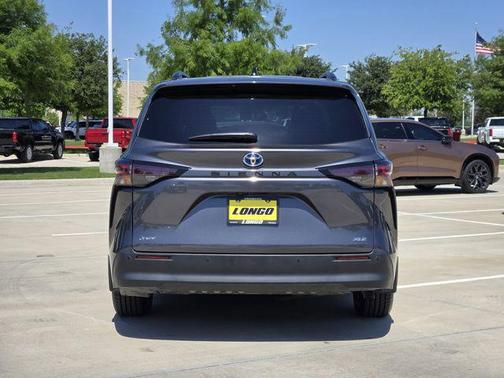 Magnetic Gray Metallic 2025 Toyota Sienna XLE