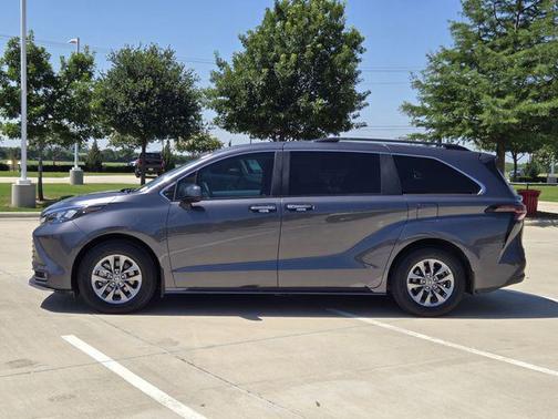 Magnetic Gray Metallic 2025 Toyota Sienna XLE