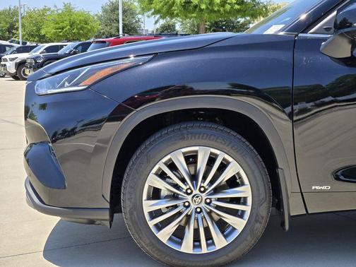 Midnight Black Metallic 2026 Toyota Highlander Hybrid Platinum