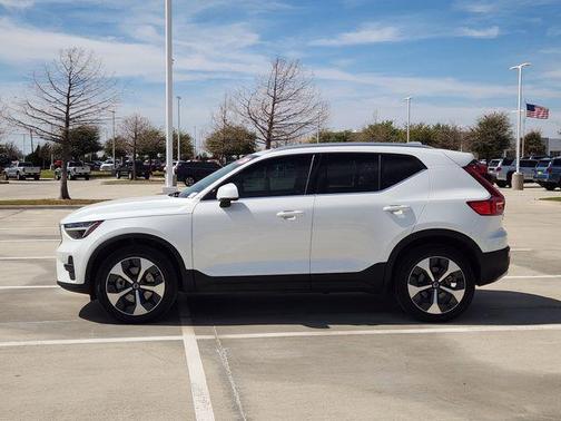 Crystal White Pearl 2025 Volvo XC40 B5 Core Bright Theme