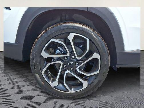 Summit White 2026 Chevrolet Trax 2RS