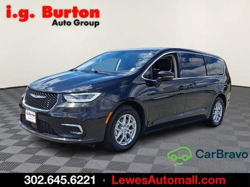 Brilliant Black Crystal Pearlcoat 2023 Chrysler Pacifica Touring-L