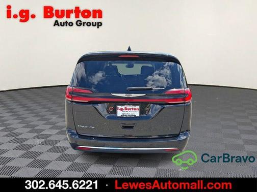 Brilliant Black Crystal Pearlcoat 2023 Chrysler Pacifica Touring-L