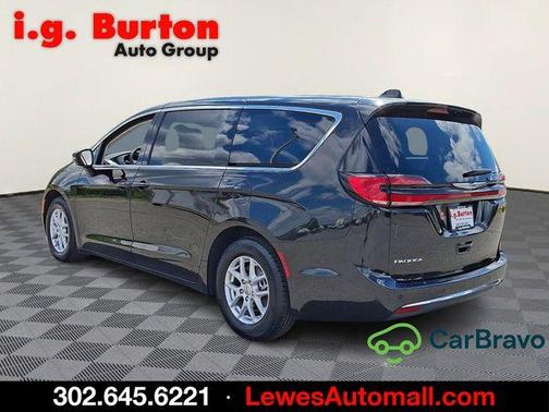 Brilliant Black Crystal Pearlcoat 2023 Chrysler Pacifica Touring-L