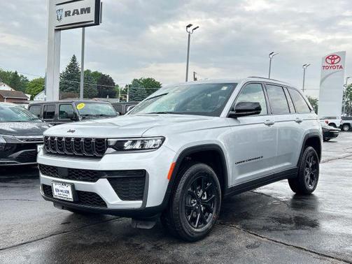 Silver Zynith 2026 Jeep Grand Cherokee Altitude