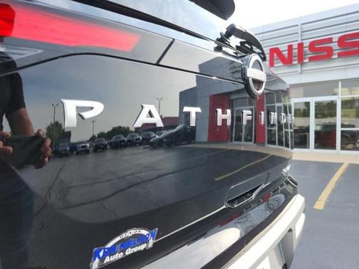 2025 Nissan Pathfinder SL 4WD