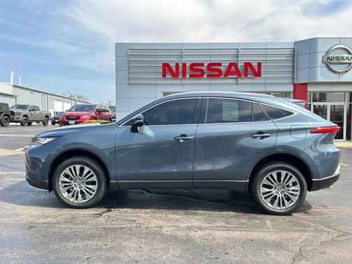 Coastal Gray Metallic 2023 Toyota Venza XLE