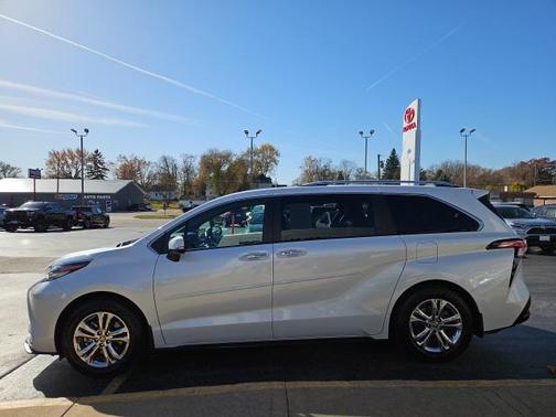 2023 Toyota Sienna Platinum 7 Passenger