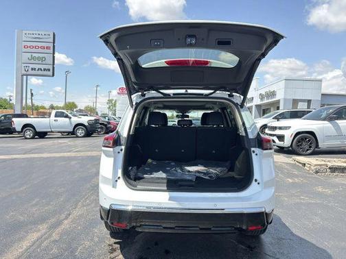 Everest White Pearl Tricoat 2026 Nissan Rogue Platinum