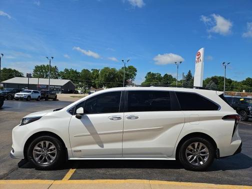 2021 Toyota Sienna XLE 8 Passenger