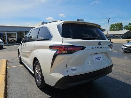 2021 Toyota Sienna XLE 8 Passenger
