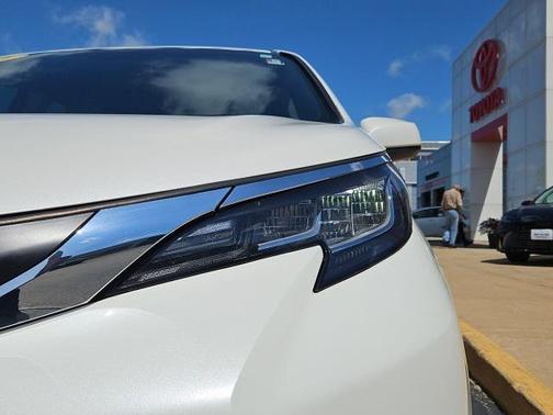 2021 Toyota Sienna XLE 8 Passenger