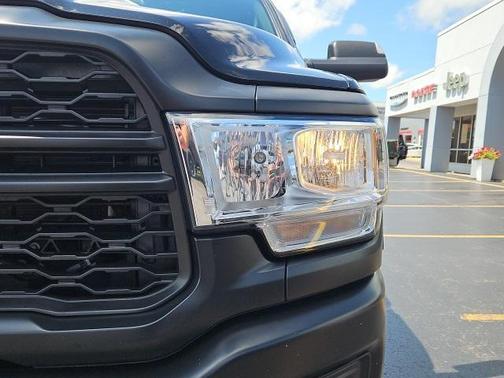 2022 RAM 2500 Tradesman Crew Cab 4x4 6'4' Box