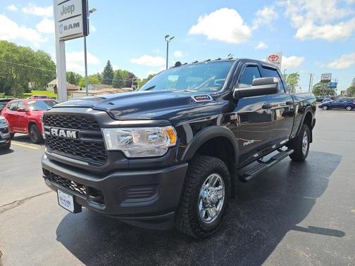 2022 RAM 2500 Tradesman Crew Cab 4x4 6'4' Box