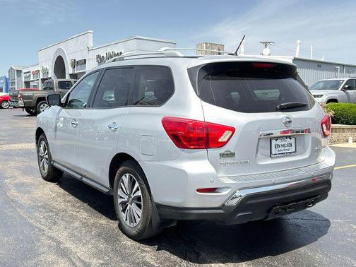 Brilliant Silver Metallic 2017 Nissan Pathfinder SL
