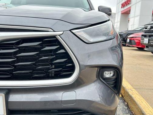 Magnetic Gray Metallic 2022 Toyota Highlander XLE