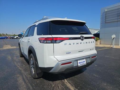 2025 Nissan Pathfinder SL 4WD