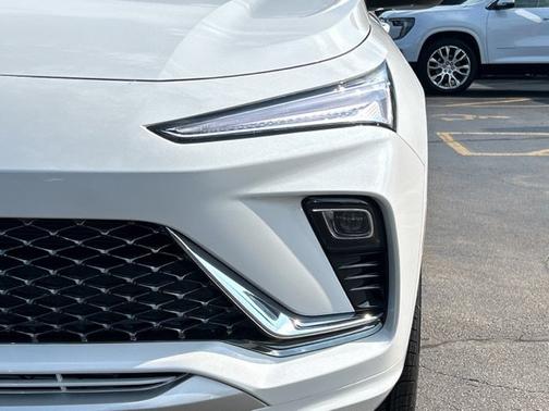 White Frost Tricoat 2026 Buick Envista Avenir