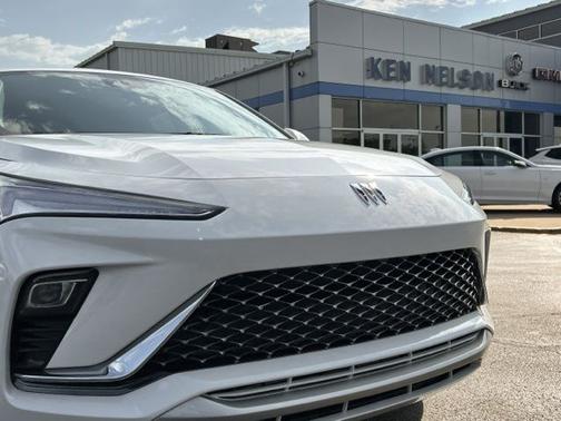 White Frost Tricoat 2026 Buick Envista Avenir