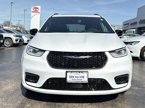 Bright White Clearcoat 2026 Chrysler Pacifica Limited