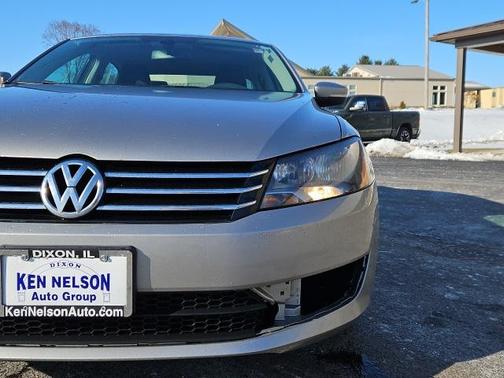 2014 Volkswagen Passat 1.8T Auto SE w/Sunroof & Nav