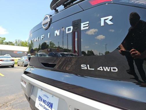 2025 Nissan Pathfinder SL 4WD