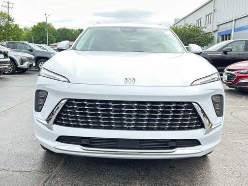Iridescent White Tricoat 2026 Buick Envision Avenir AWD