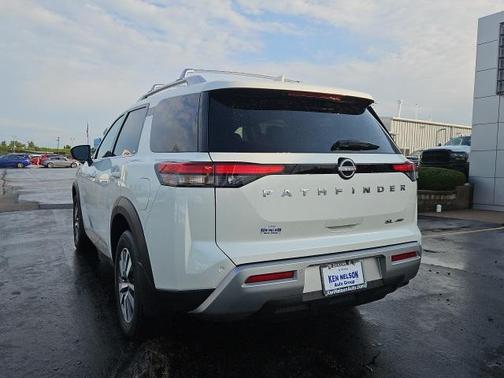2023 Nissan Pathfinder SL 4WD