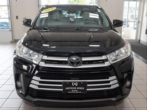 Midnight Black Metallic 2019 Toyota Highlander XLE